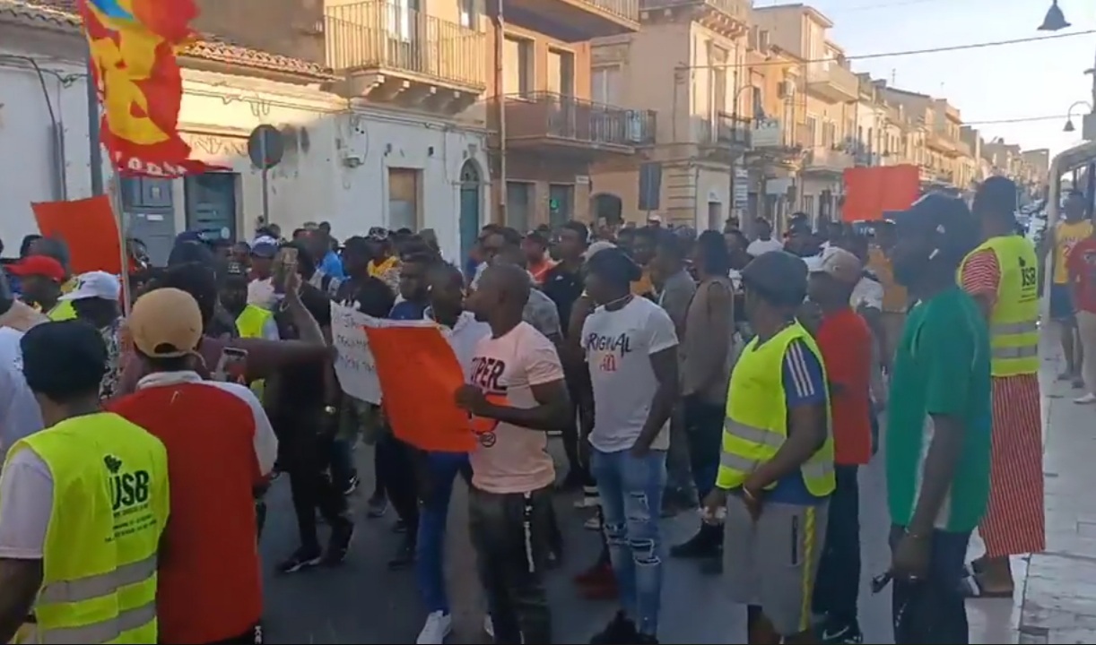 Che fine ha fatto Daouda? Ieri ad Acate una manifestazione, proposta di sciopero di lavoratori e amici