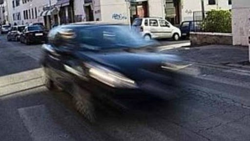 Investe due ragazzini a bordo di un motorino, Vittoria è caccia all’auto pirata