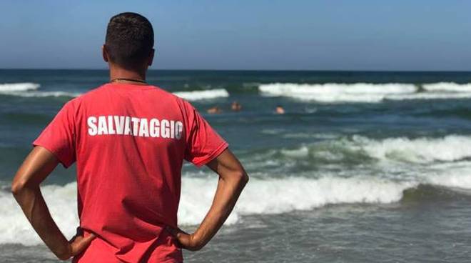 Marina di Ragusa: fanno il bagno nonostante il mare mosso, quattro turisti rischiano di annegare
