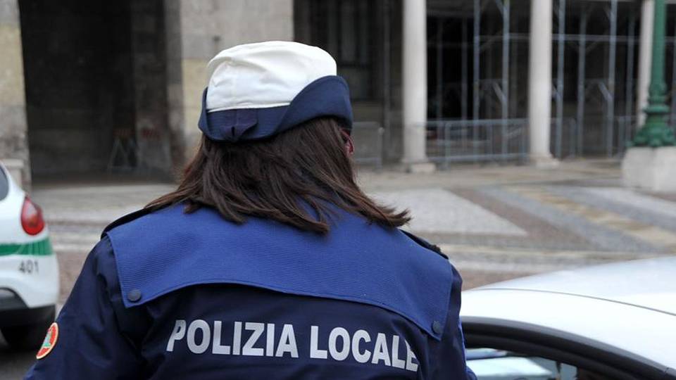 Scicli: dopo essere stato multato, sperona l’auto della Polizia Municipale e aggredisce due vigilesse, arrestato