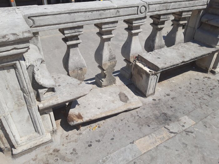 Distrutta panchina del sagrato della Cattedrale di Ragusa. I vandali hanno agito con un piccone