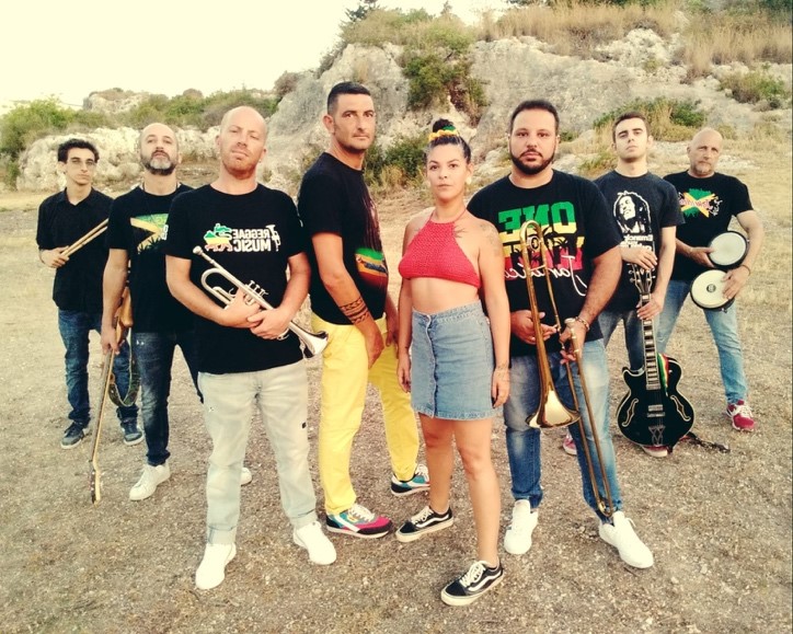 Appuntamenti estivi, venerdì al PataPata di Sampieri arriva la banda Smoking blue raggae