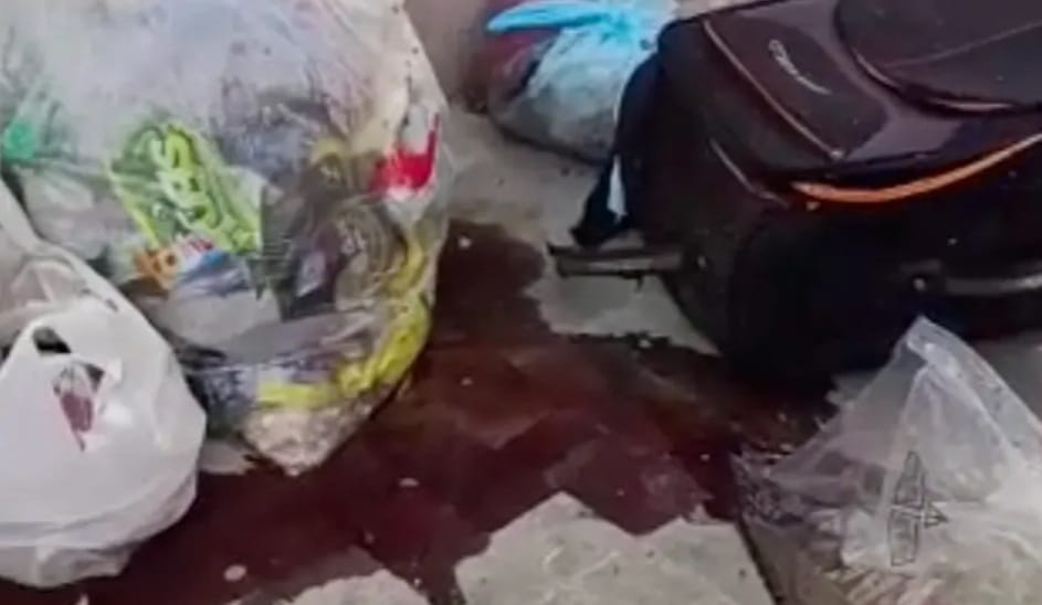 Sangue fuoriesce da una valigia abbandonata tra i rifiuti a Vittoria: panico tra i passanti
