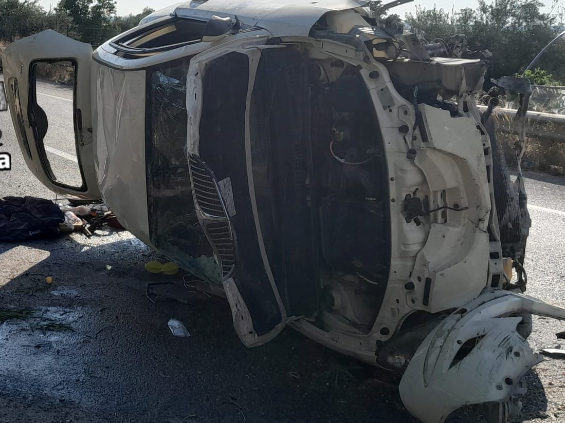 Incidente stradale autonomo alle porte di Comiso, auto si ribalta, quattro feriti
