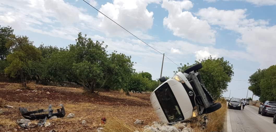 Incidente stradale sulla SP 42 Sorda – Scicli, furgone azzarda sorpasso, urta un Suv e si ribalta