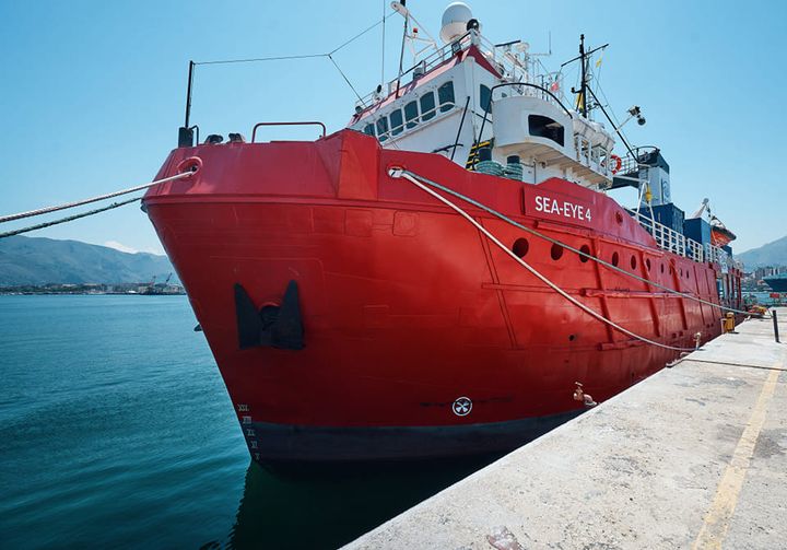 Migranti: concluso a Pozzallo lo sbarco dalla “Sea Eye 4” di 87 naufraghi in mare da dieci giorni