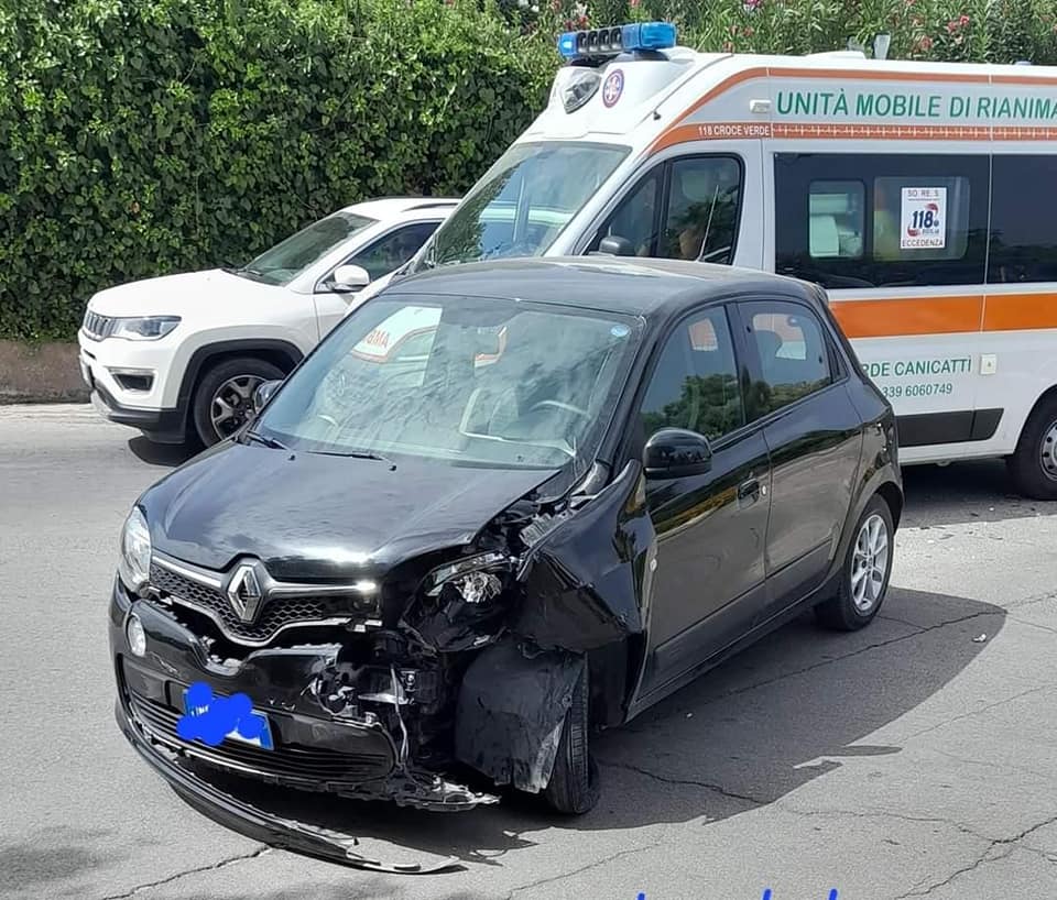 Vittoria: Incidente stradale alla rotatoria della ex Sp 17, due feriti ma l’auto che lo ha causato fugge