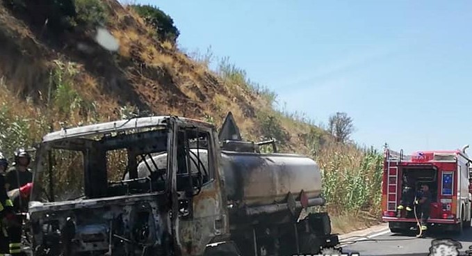 Autobotte in fiamme sulla Vittoria – Gela, intervengono i Vigili del Fuoco, strada chiusa al traffico
