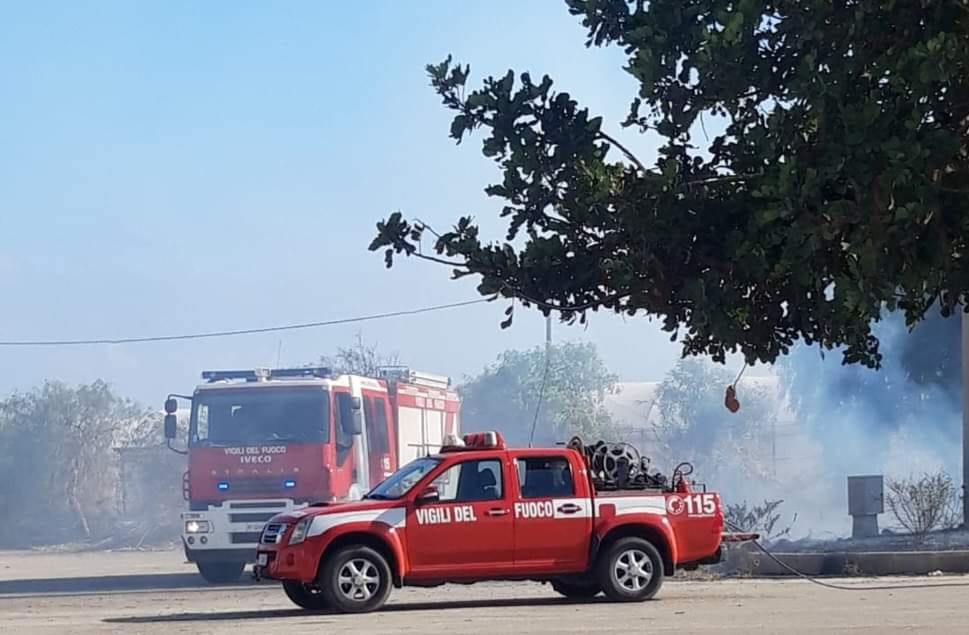 Incendio al mercato ortofrutticolo a Donnalucata, l’intervento dei Vigili del Fuoco evita guai maggiori