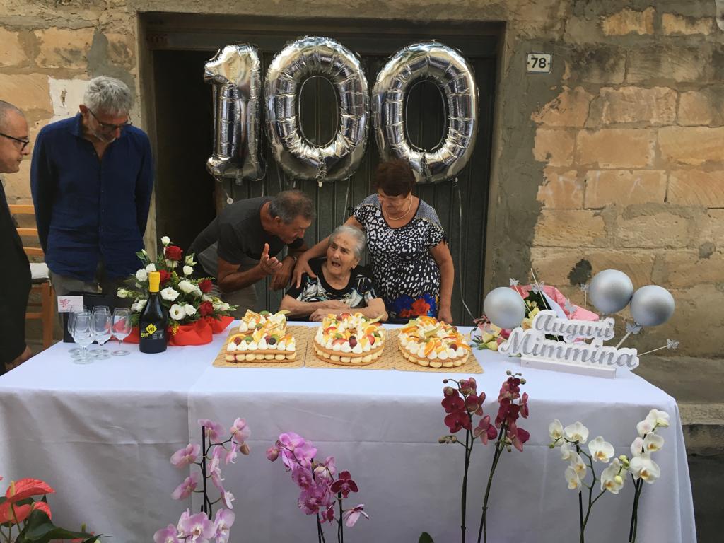 Marina di Ragusa: un’intera via in festa per i 100 anni della signora Guglielma