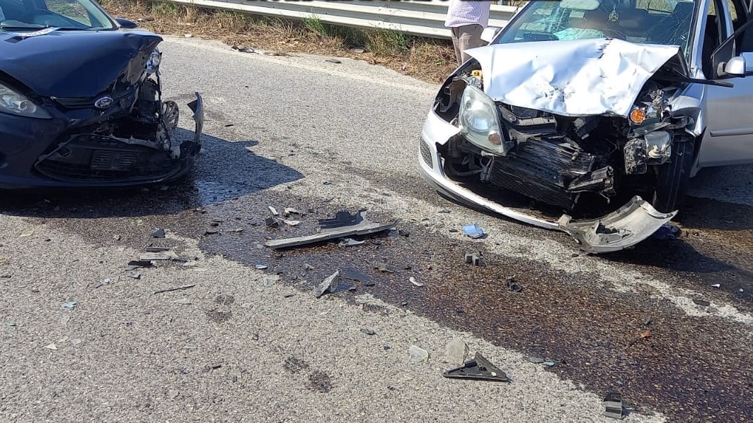 Incidente stradale sulla Vittoria – Santacroce, scontro tra due auto nel ponte sul fiume Ippari, quattro feriti