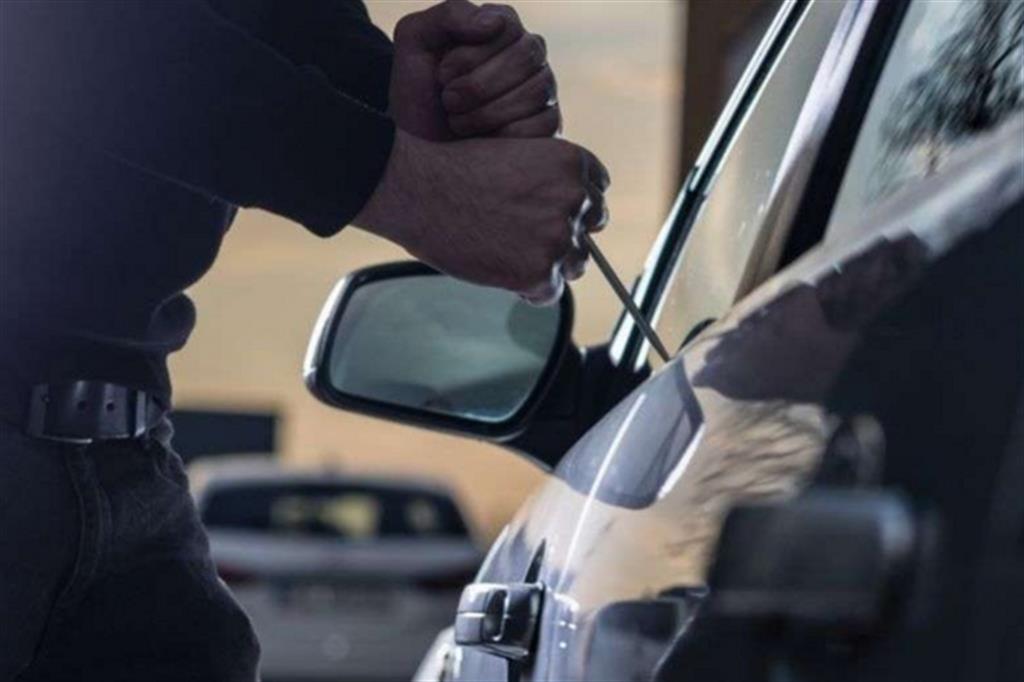 Tre catanesi, ladri di auto in trasferta a Ragusa: ordinanze di custodia cautelare della Polizia