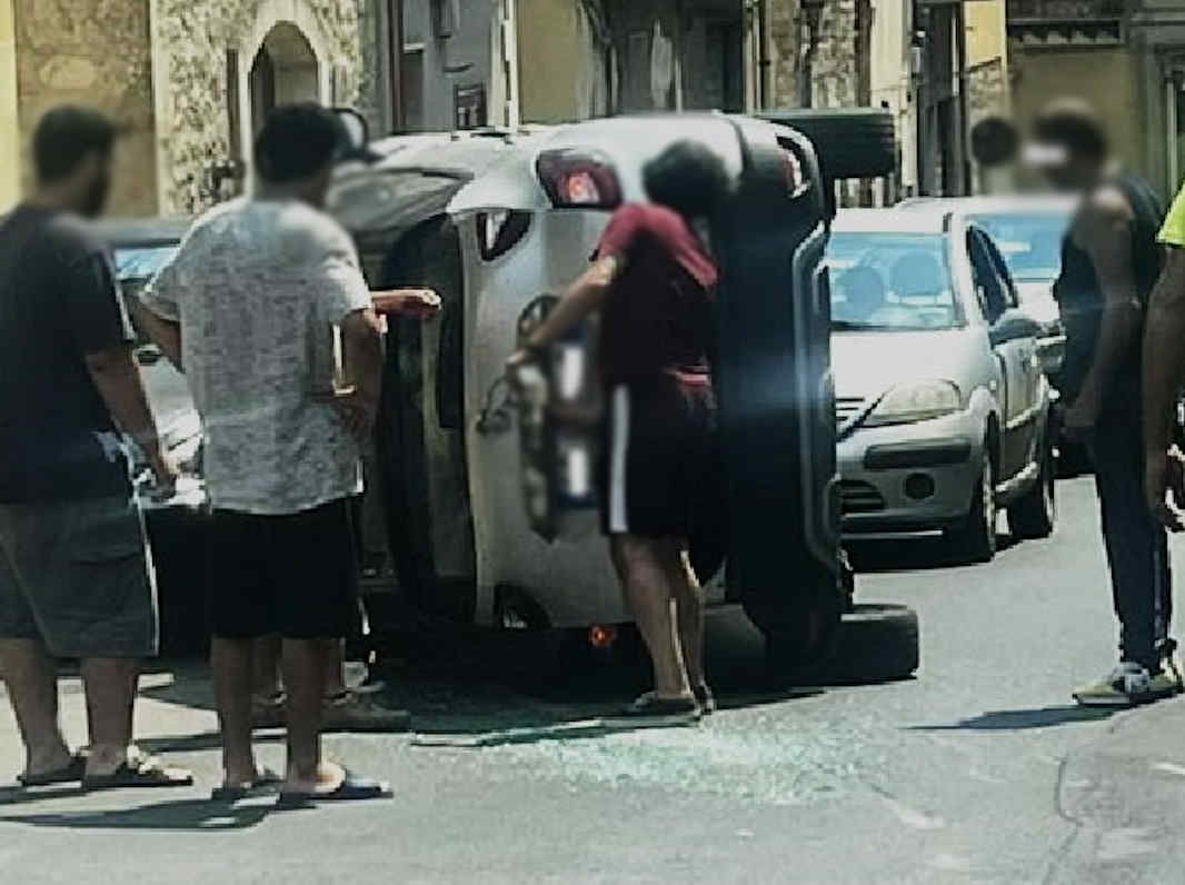 Modica: incidente autonomo in via Fontana, auto capotta, tanta paura e lievi ferite per il conducente