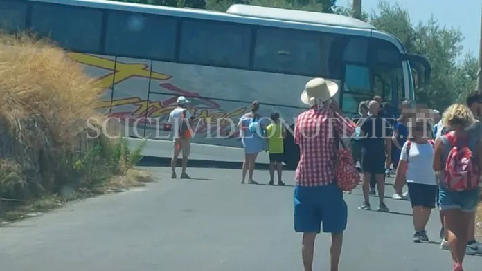 Scicli: pullman di turisti resta incastrato nei tornanti di contrada Spana, “liberato” dai Vigili del Fuoco