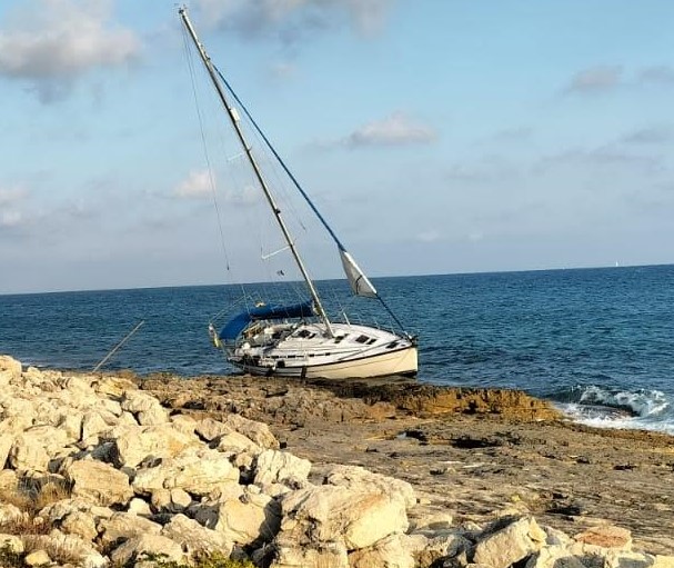 Sbarco di migranti in barca a vela sugli scogli di Pisciotto, i profughi tentano la fuga ma sono ripresi