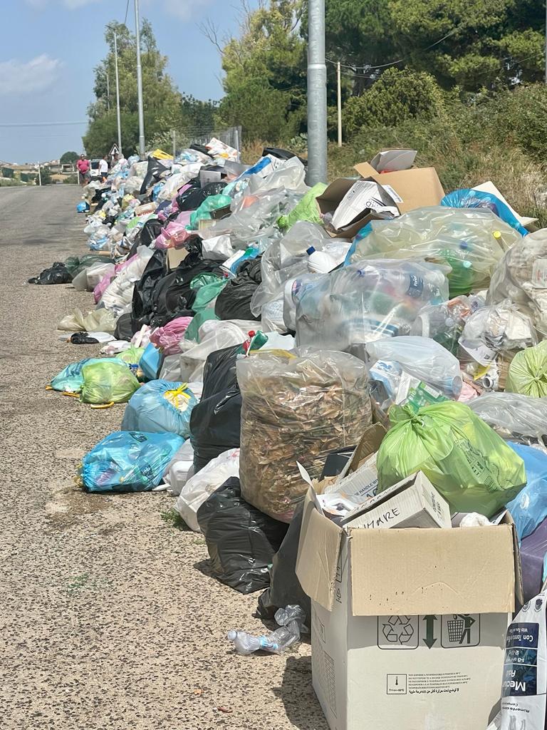 Modica, la campagna elettorale e i rifiuti: esposto alla Procura del M5S e i consigli di Cavallino (FdI)