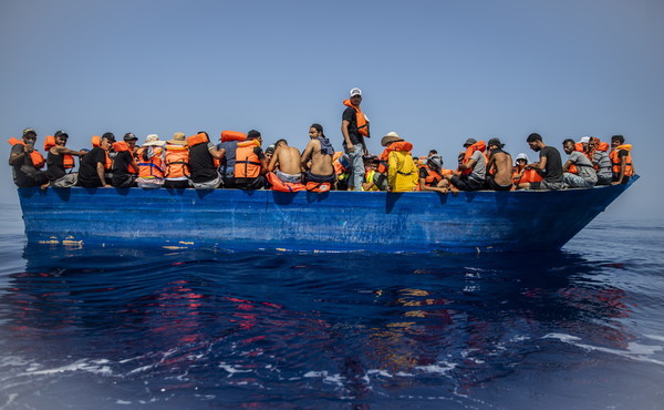 Migranti: in arrivo 51 profughi salvati dalla Guardia Costiera a cinquanta miglia da Portopalo