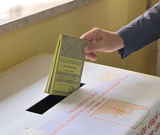 Candidati alle urne, con famiglia o da soli, hanno comunicato di aver fatto il proprio dovere (Foto)
