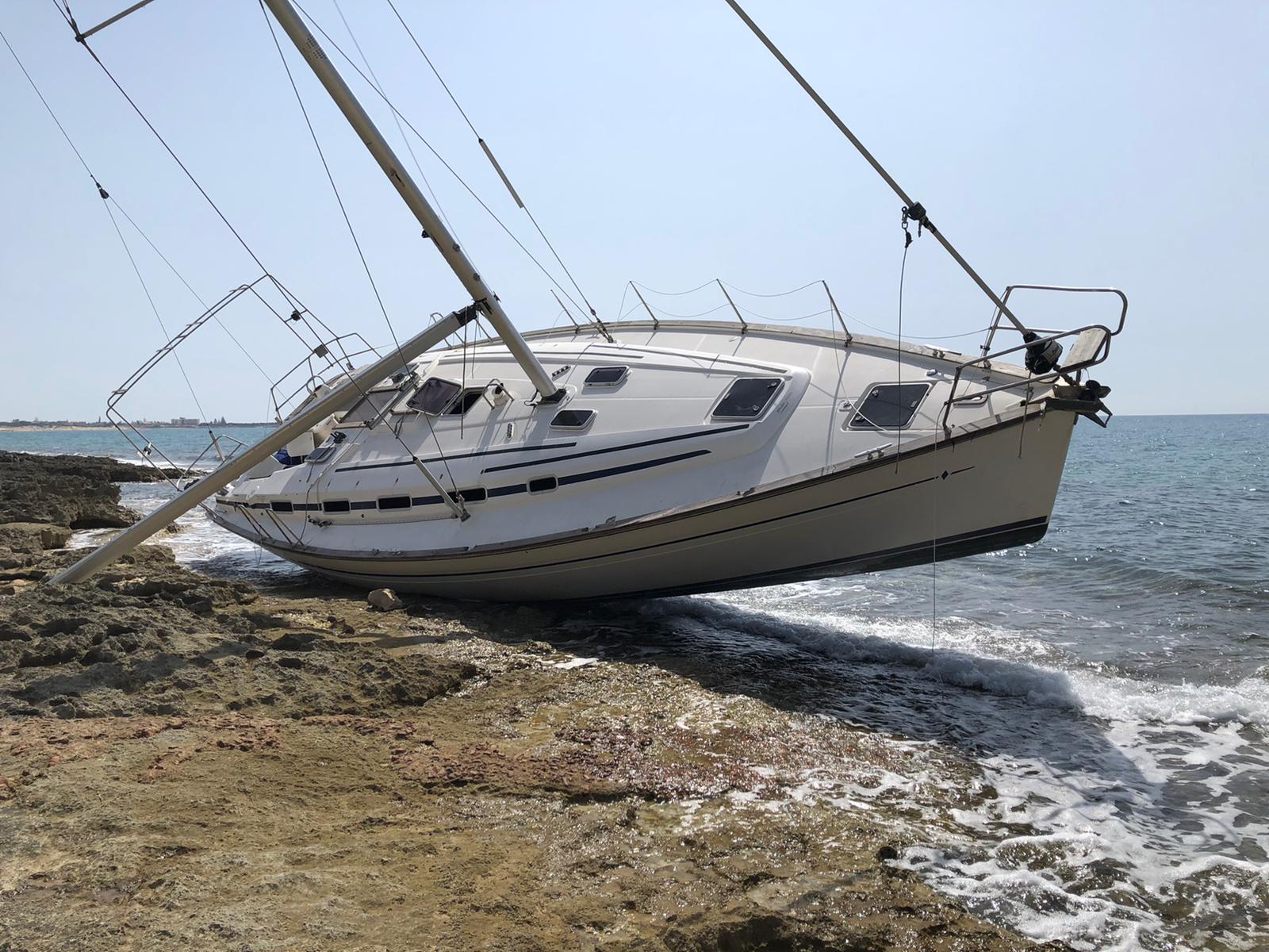 Ancora sugli scogli la barca a vela dello sbarco al Pisciotto simbolo dell’ennesima tragedia del mare