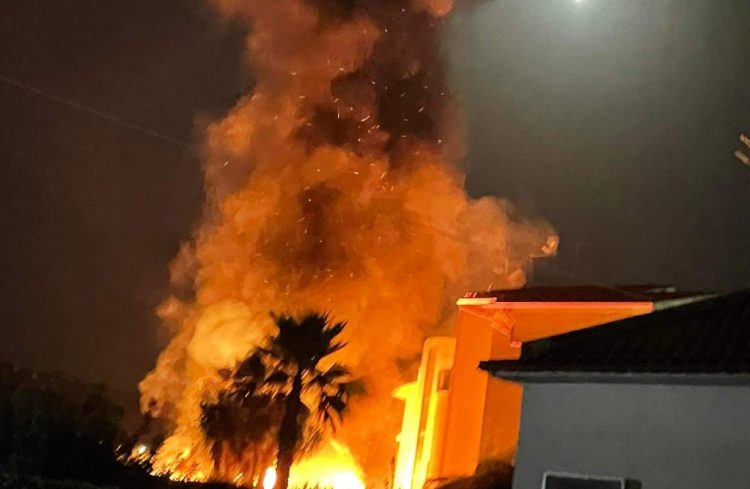 Scoppia un incendio a Comiso, evacuato condominio