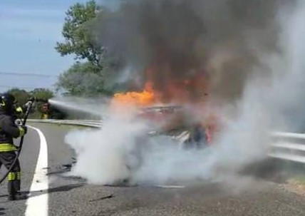 Modica: auto in fiamme in contrada Beneventano, intervengono i vigili del fuoco e polizia municipale