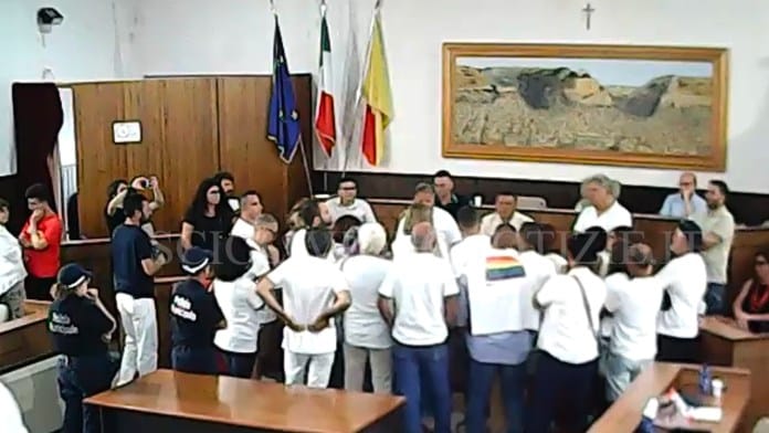 La vicenda della bandiera arcobaleno stoppa il consiglio comunale di Scicli