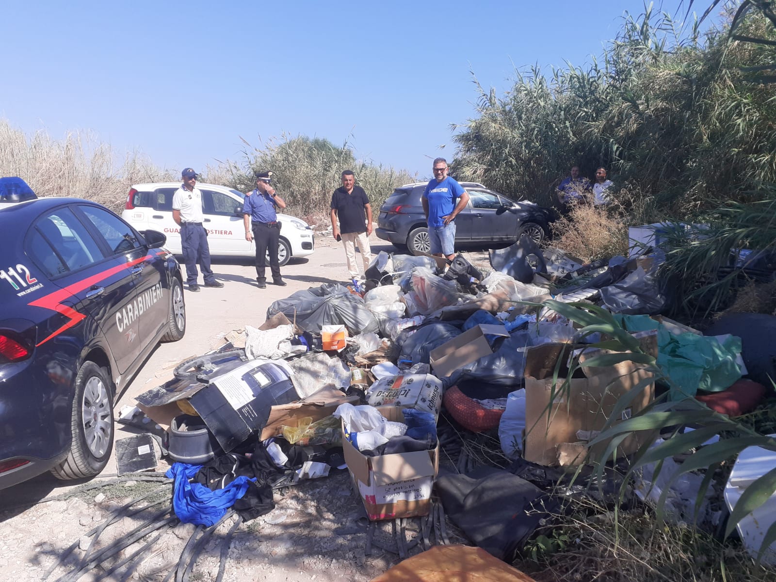 Rifiuti abbandonati in Via del Mare a Cava d’Aliga: indagini per trovare gli sporcaccioni