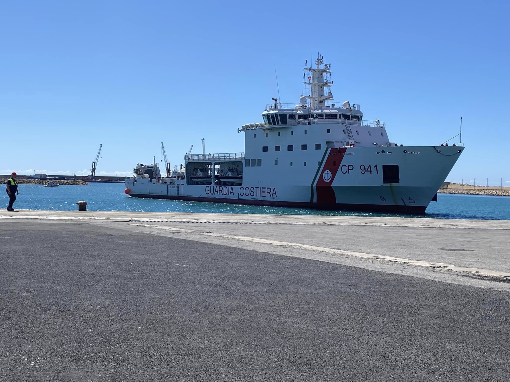 26 migranti giunti a Pozzallo: hanno ustioni per il sole, tra questi anche bambini