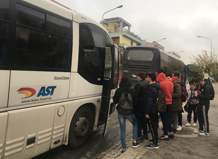 Pozzallo: studenti pendolari viaggiano sui Bus all’impiedi. L’Ast concede qualcosa, ma i problemi restano!