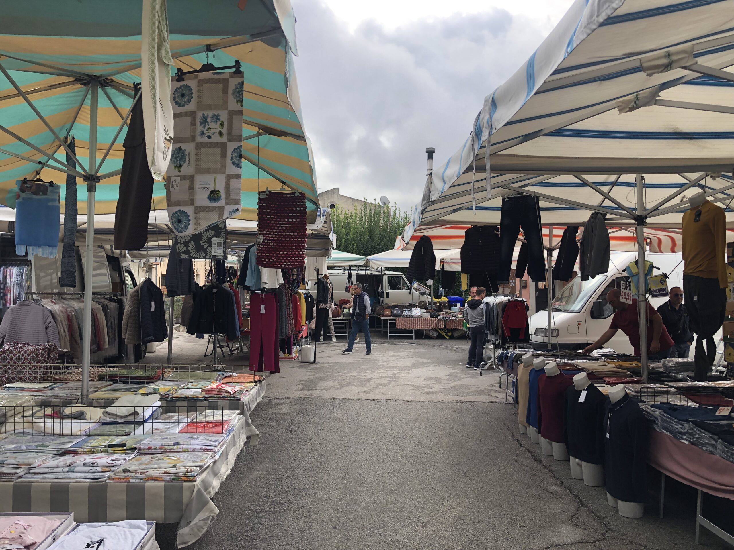 Modica: venditori ambulanti non accettano gli aumenti e protestano: “Vogliamo pagare ma questo è troppo!” (Video)