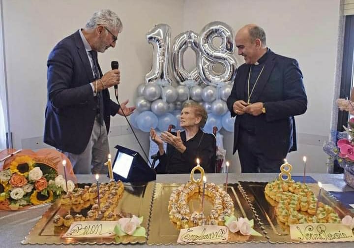 Ragusa: Nonna Rosaria ha “spento” 108 candeline, festeggiamenti con il sindaco e il vescovo
