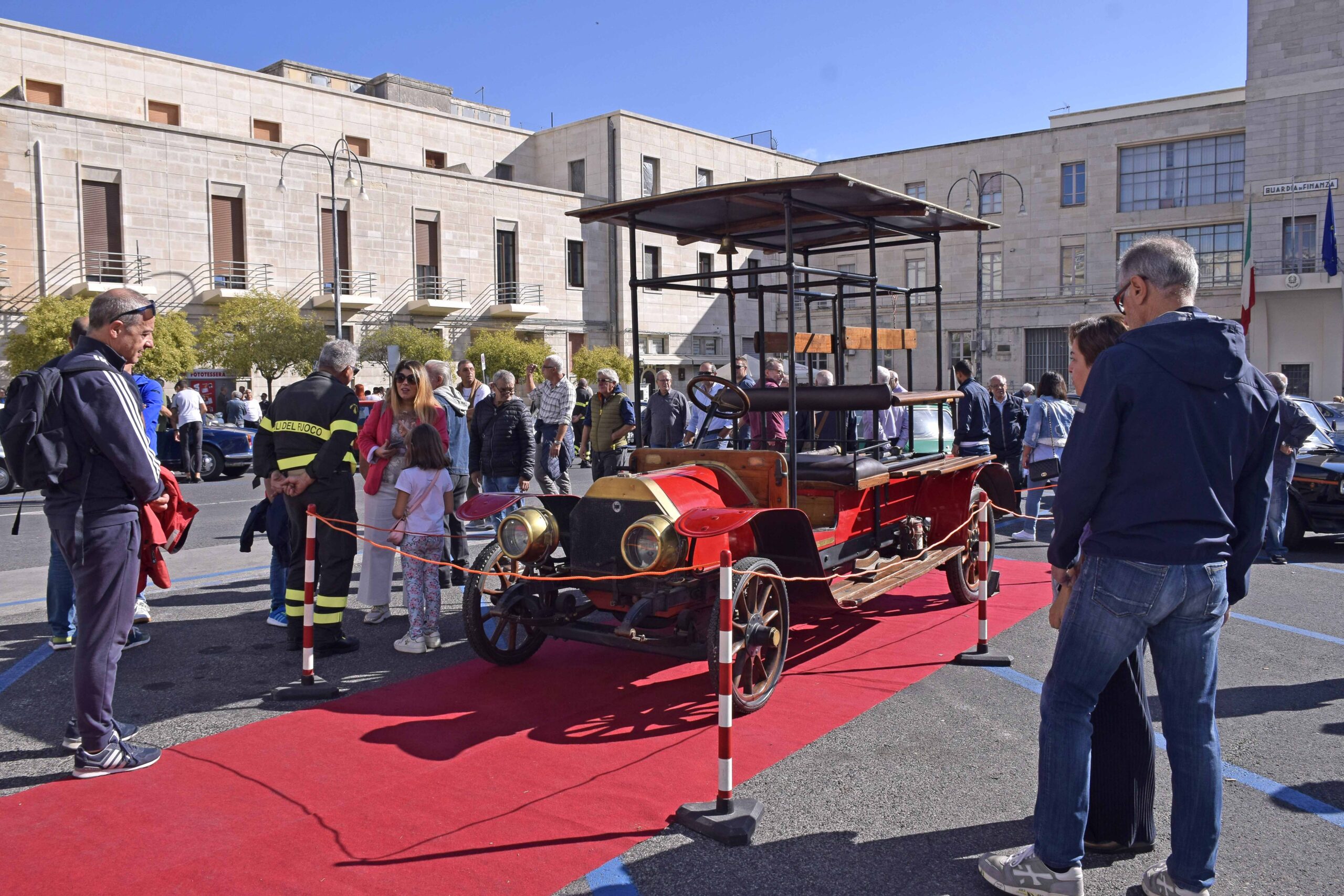 Ragusa: giornata nazionale del veicolo d’epoca, in Piazza Libertà è un grande successo