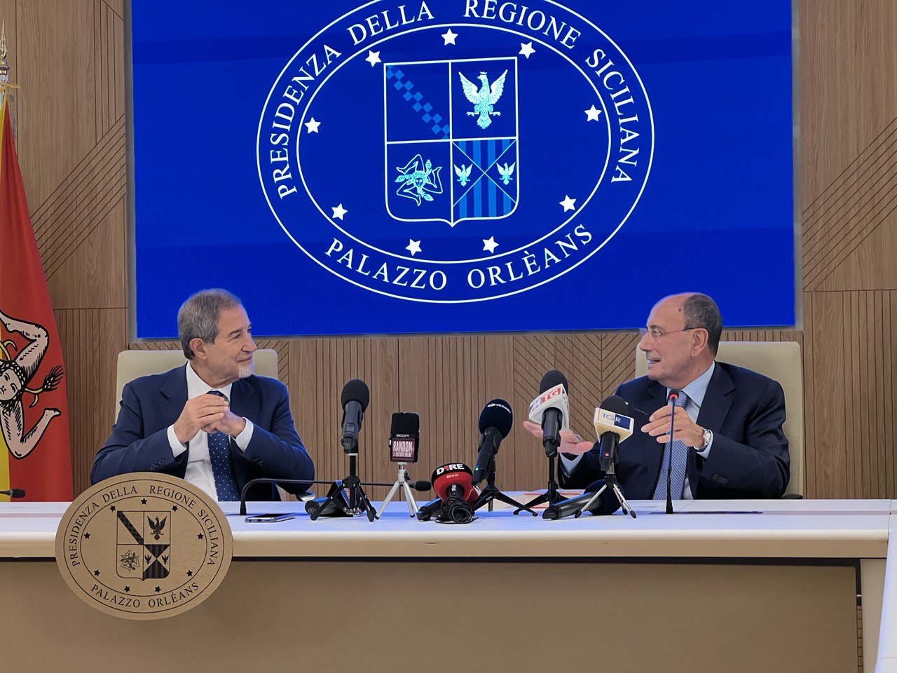 Renato Schifani si insedia a Palazzo d’Orleans: «Sarò aperto al dialogo con tutti,  maggioranza e opposizione»
