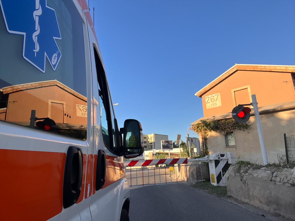 Ambulanza bloccata dal passaggio a livello tre volte in un giorno a Vittoria: la rabbia di Scuderi