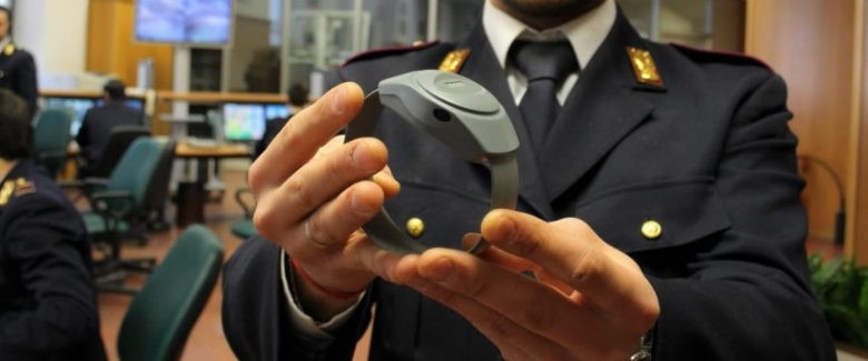 Nove braccialetti elettronici in 3 mesi nel ragusano contro uomini violenti