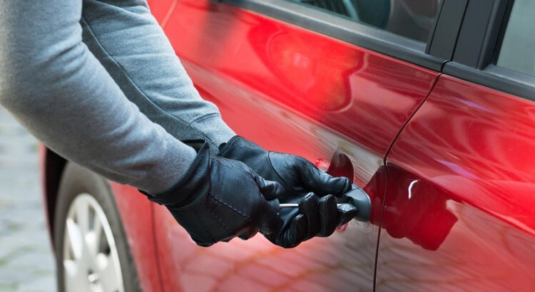 La Polizia trova un’auto rubata a Comiso e scatta la denuncia per ricettazione per tre giovani