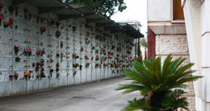 Scicli: Va al cimitero a portare i fiori alla moglie defunta, ma è colto da malore, inutili i soccorsi