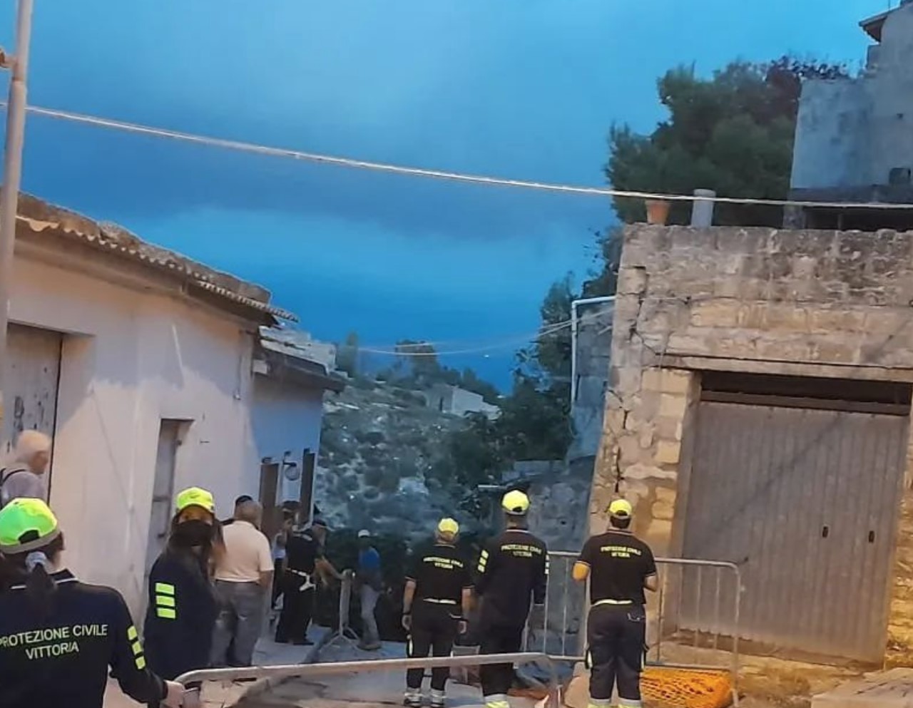 Tragedia sfiorata a Vittoria: si apre una voragine in via Gaeta, sgomberata una famiglia