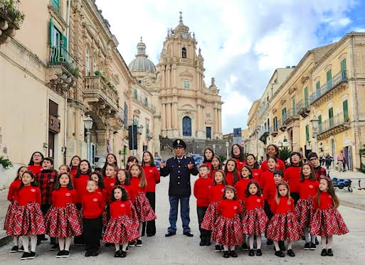 Il coro Mariele Ventre di Ragusa omaggia la città con un brano e un videoclip inediti, tra le voci un ospite d’eccezione
