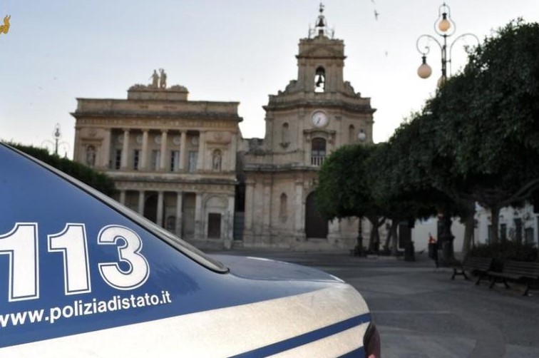 Vittoria: tentano di fuggire dopo aver rubato una scala professionale da un’auto, arrestati dalla Polizia