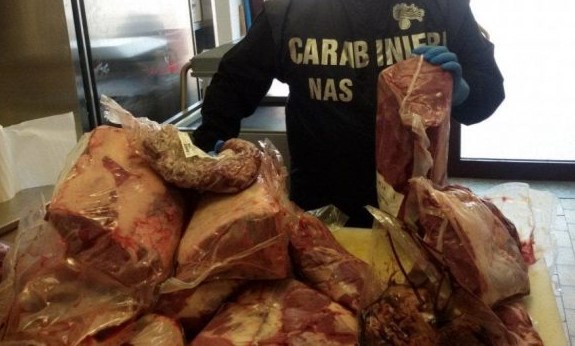 Scarsa igiene, mancata tracciabilità e cibo scaduto, i Nas di Ragusa chiudono un salumificio