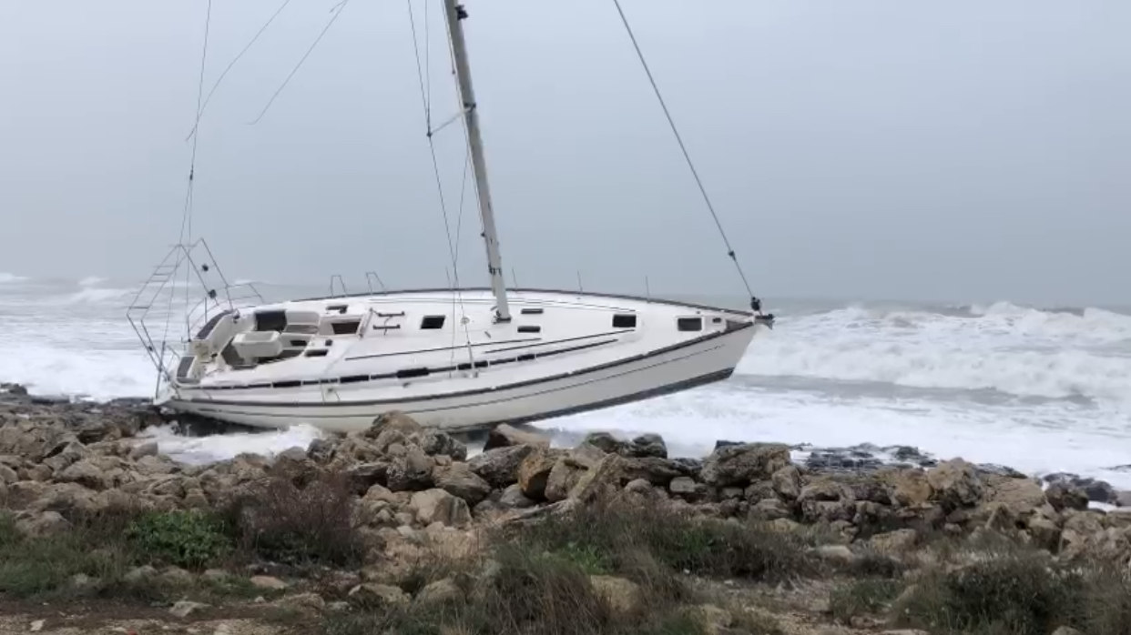 La barca dello sbarco del Pisciotto rischia di essere portata via dal mare in tempesta (il video)