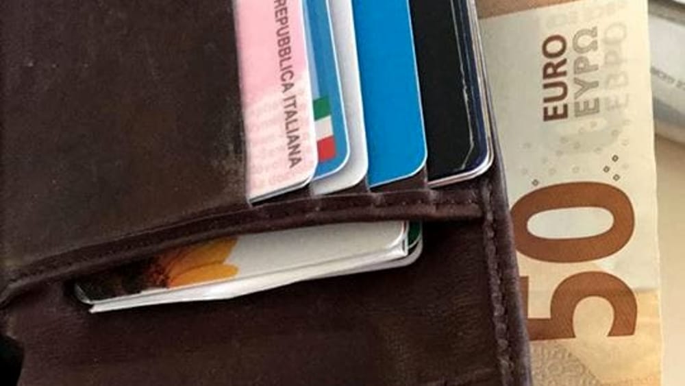 Ruba soldi e la carta poste pay a un paziente terminale, operatrice socio sanitaria sospesa dall’attività