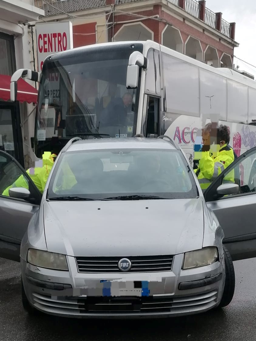 Vittoria: incidente stradale in via Generale Cascino, quattro feriti e traffico bloccato per un’ora