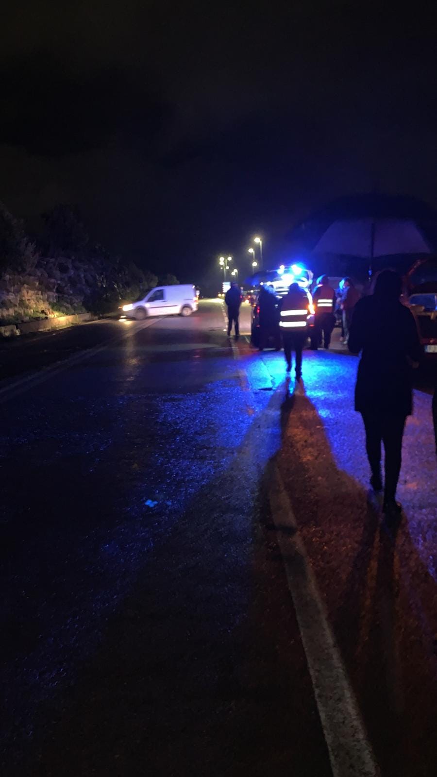 Modica: frana sulla SS115 provoca mega buca, tante auto in panne, intervengono i Vigili Urbani