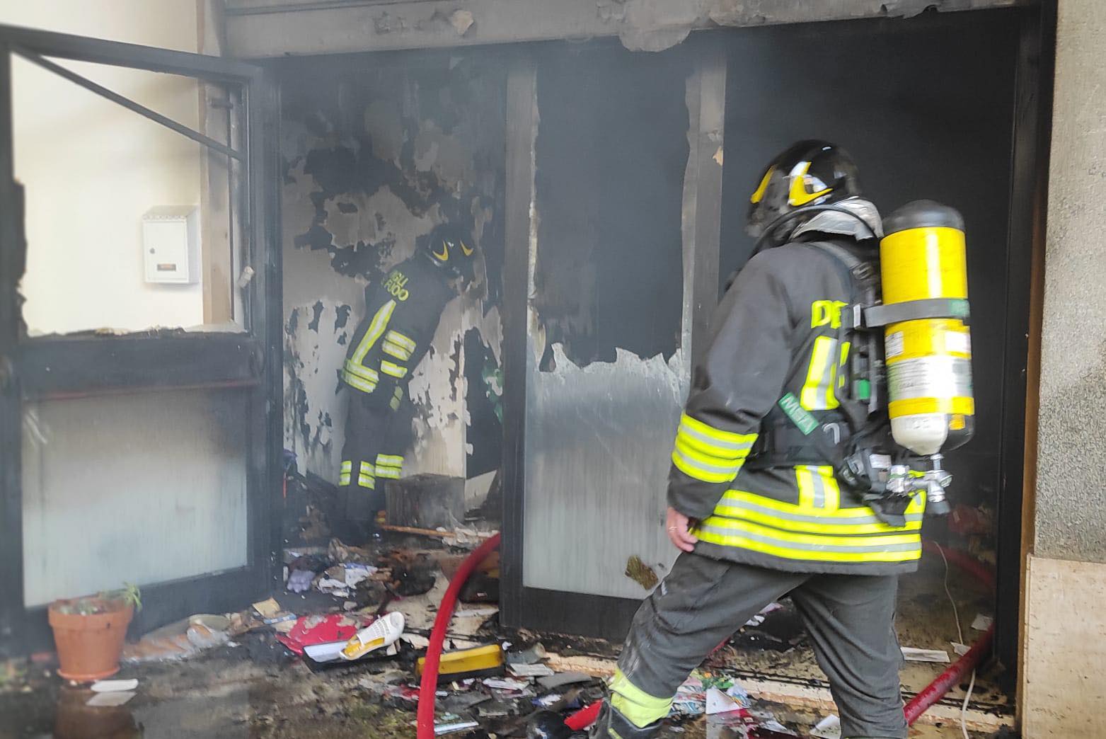 Modica: incendio nella galleria di Piazza Corrado Rizzone. Distrutto un laboratorio artigianale (foto e video)