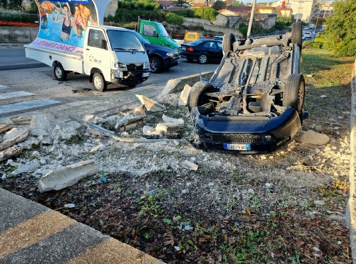 Incidente questa mattina a Modica, auto guidata da un diciottenne cappotta