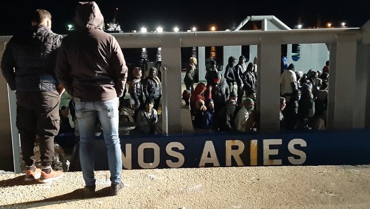 Si è concluso alle 2.45 lo sbarco di 186 migranti a Pozzallo, 55 i bambini di cui 37 in età pediatrica