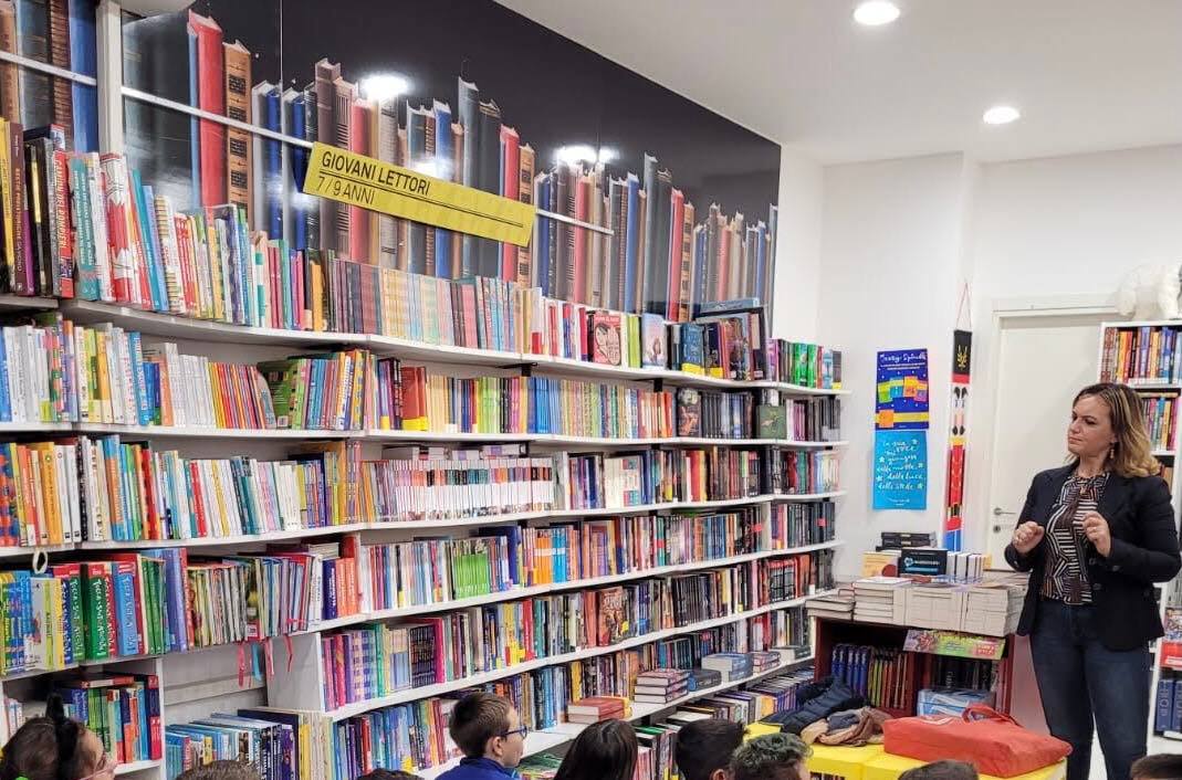 Modica: #ioleggoperchè, la scuola Raffaele Poidomani in libreria per scoprire la città con le illustrazioni di Rosa Cerruto