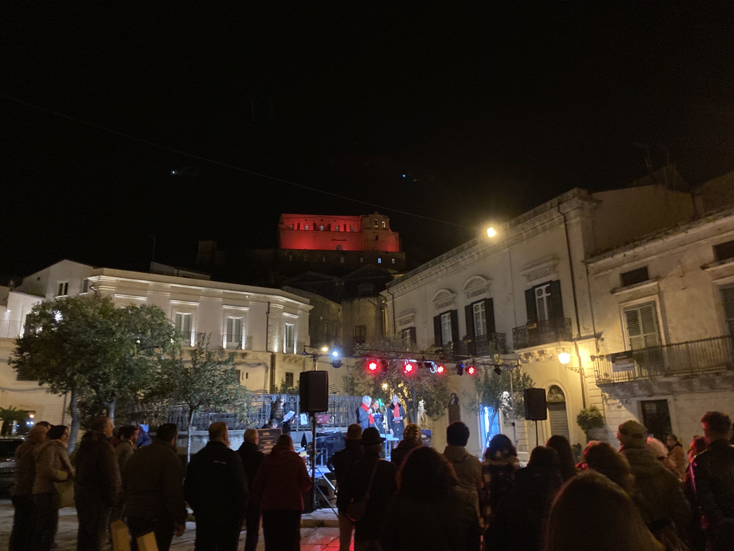 “Fuori la voce” illumina di rosso Scicli e semina consapevolezza per contrastare la violenza sulle donne